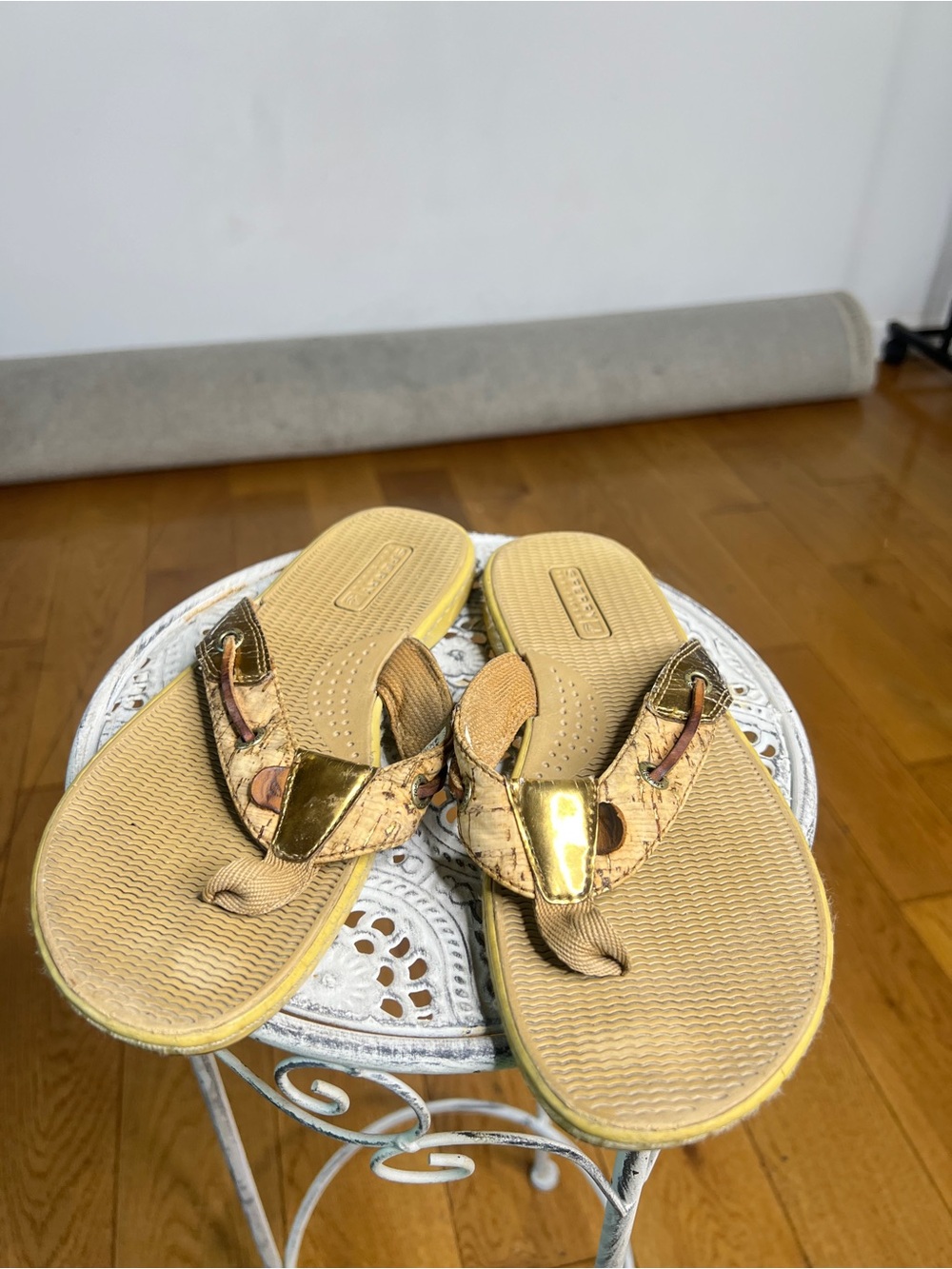 Sperry Beige Flip Flop Sandals with Gold Accents